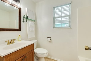 Bathroom - Delightful 2-bedroom house with AC near Surfside Beach (Surfside Beach)