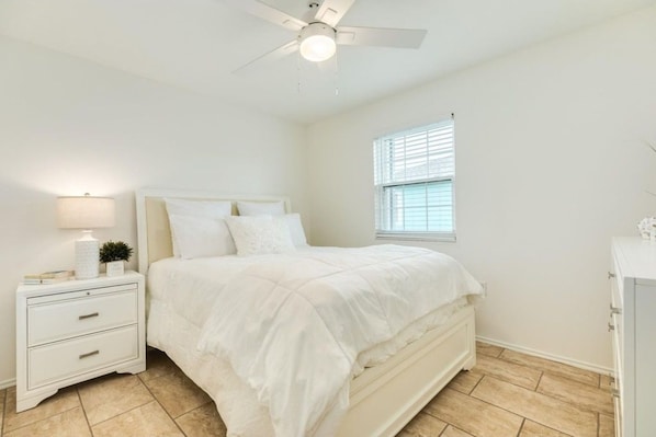 Room - Delightful 2-bedroom house with AC near Surfside Beach (Surfside Beach)