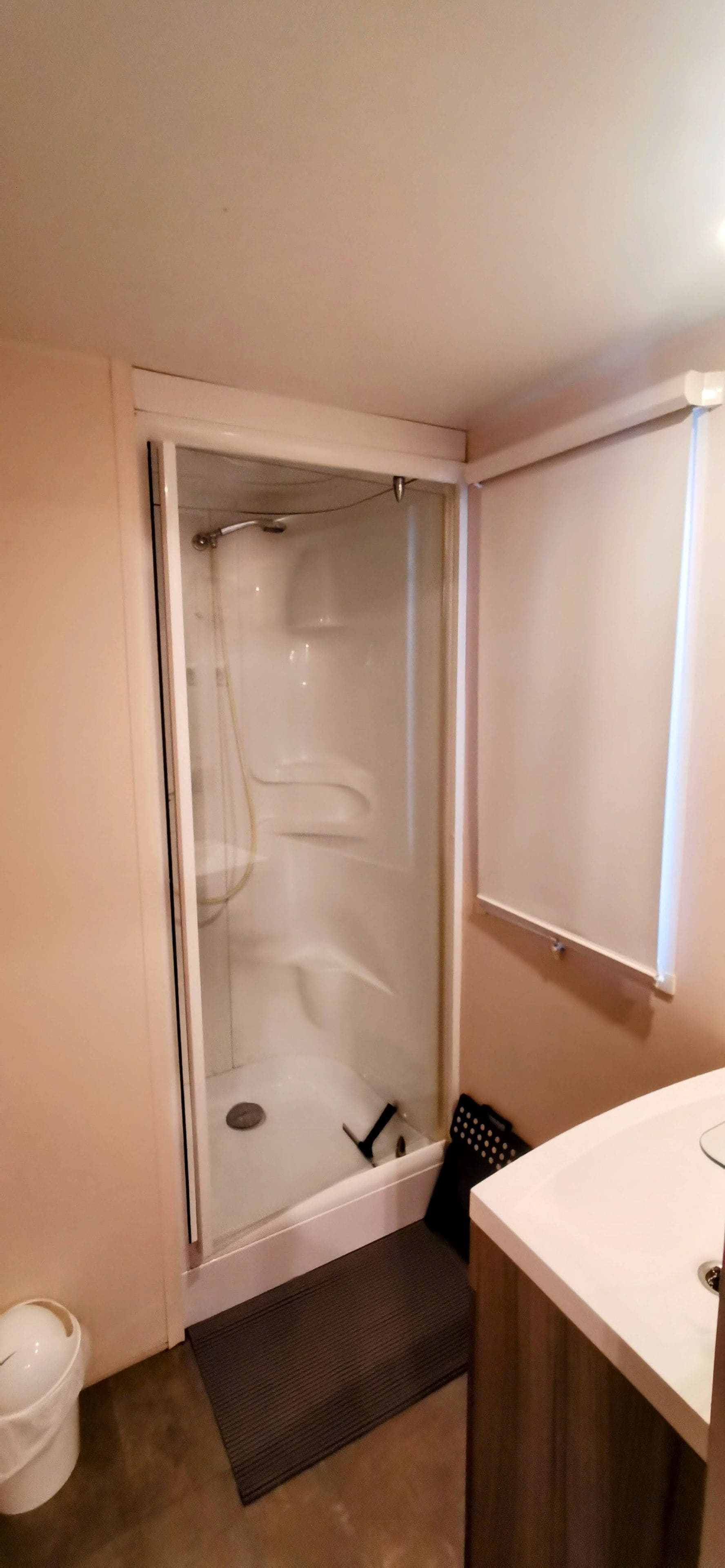 Une salle de bain avec une douche, un lavabo et des toilettes.