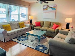 A living room with two sofas, a coffee table, and two lamps. - Robin's Nest 3 bed/1 bath/15 mins to Ft Benning (Columbus)