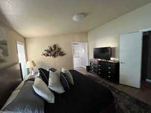 Room - Calm, cozy home-large patio w/ mountain view. (Mattawa)