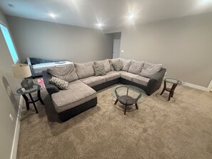 Living area - Newer Modern Ranch Home with 6 Brs with 12 beds & 3 Bathrooms.  Executive Rental (Clive)