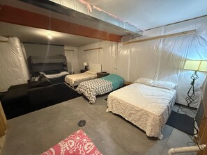 Room - Newer Modern Ranch Home with 6 Brs with 12 beds & 3 Bathrooms.  Executive Rental (Clive)