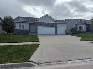 Exterior - Newer Modern Ranch Home with 6 Brs with 12 beds & 3 Bathrooms.  Executive Rental (Clive)