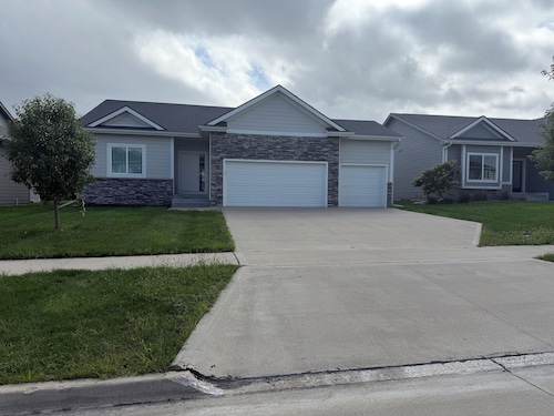 Newer Modern Ranch Home with 6 Brs with 12 beds & 3 Bathrooms.  Executive Rental