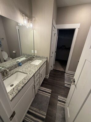Bathroom - Newer Modern Ranch Home with 6 Brs with 12 beds & 3 Bathrooms.  Executive Rental (Clive)