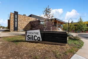 A modern building with a sign for 'THEATRE Silco' in front. - New 2-bedroom townhome with private hot tub (Silverthorne)