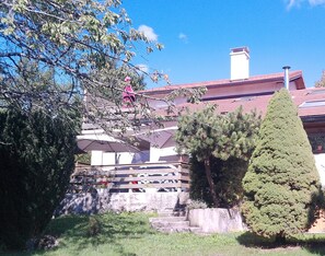 Un barrio residencial con una escalera de piedra que lleva a una casa con techo rojo.