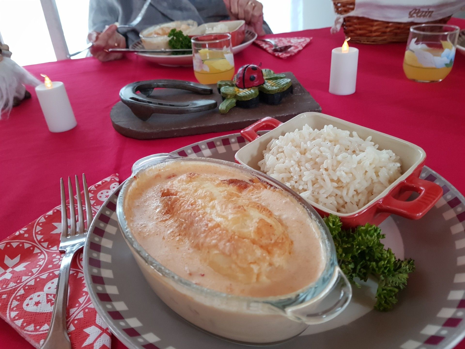 Een eettafel met een bord rijst, een glazen ovenschotel en een vork.