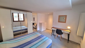 A bedroom with a bed, a desk, a chair, and a wardrobe. - Le sétois 2, intimiste et cosy (Sète)