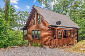 Exterior - Cozy 2-bedroom cabin with hot tub & mountain view in Blue Ridge, (Blue Ridge)