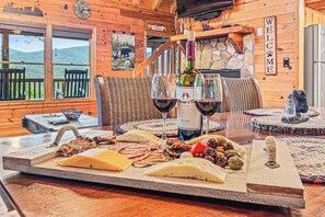 Dining - Cozy 2-bedroom cabin with hot tub & mountain view in Blue Ridge, (Blue Ridge)