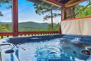 Outdoor spa tub - Cozy 2-bedroom cabin with hot tub & mountain view in Blue Ridge, (Blue Ridge)