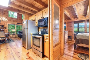 Room - Cozy 2-bedroom cabin with hot tub & mountain view in Blue Ridge, (Blue Ridge)