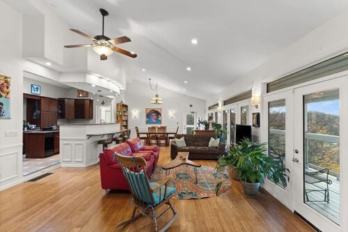 Cliff House - 5BR, Private Pool & Stunning Views, Minutes to Downtown & Oglebay