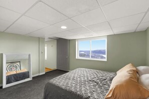 Room - Cliff House - 5BR, Private Pool & Stunning Views, Minutes to Downtown & Oglebay (Wheeling)