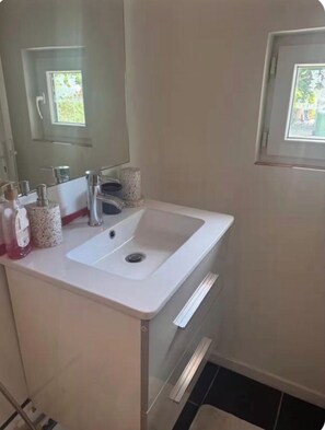 Bathroom - Vrbo Property (Clamart)