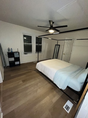 Room - Downtown Digital Detox: Cozy 1-bdrm house in serene Atl with AC and fitness room (Atlanta)