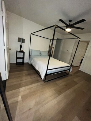 Room - Downtown Digital Detox: Cozy 1-bdrm house in serene Atl with AC and fitness room (Atlanta)