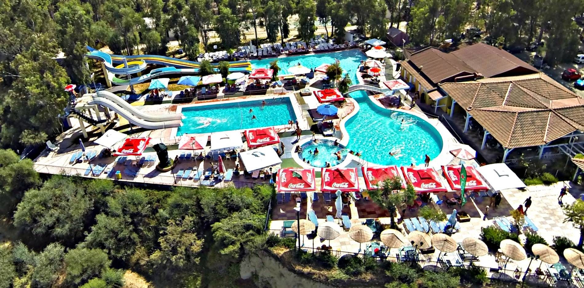 Resort com várias piscinas, toboáguas e espreguiçadeiras.