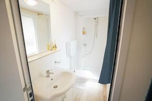 A bathroom with a sink, toilet, and shower. - Camping Golden Sunset (Patra)