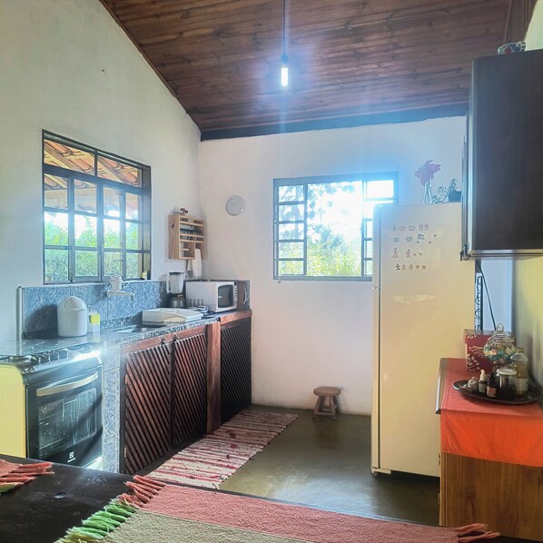 Private kitchen - Cozy house in Gonçalves, Minas Gerais (Gonçalves)