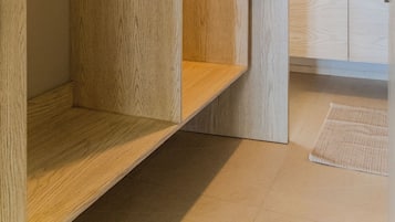 Un baño moderno con muebles de madera, un lavabo y un espejo.