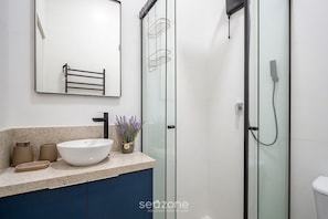 Bathroom - Studio W/ Sea & City View in Downtown Ana1107 (Florianópolis)