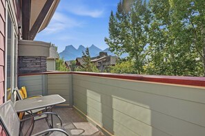 Outdoor dining - The Alpine Range -2 Bed/2 Bath Penthouse Loft (Canmore)