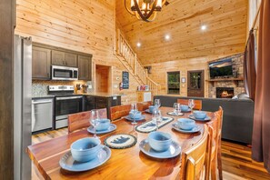 Dining - Bear Mountain Hideaway~Theater Room~Game Room~Hot-Tub (Sevierville)