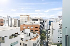 Zona residencial urbana amb edificis alts, alguns amb balcons.