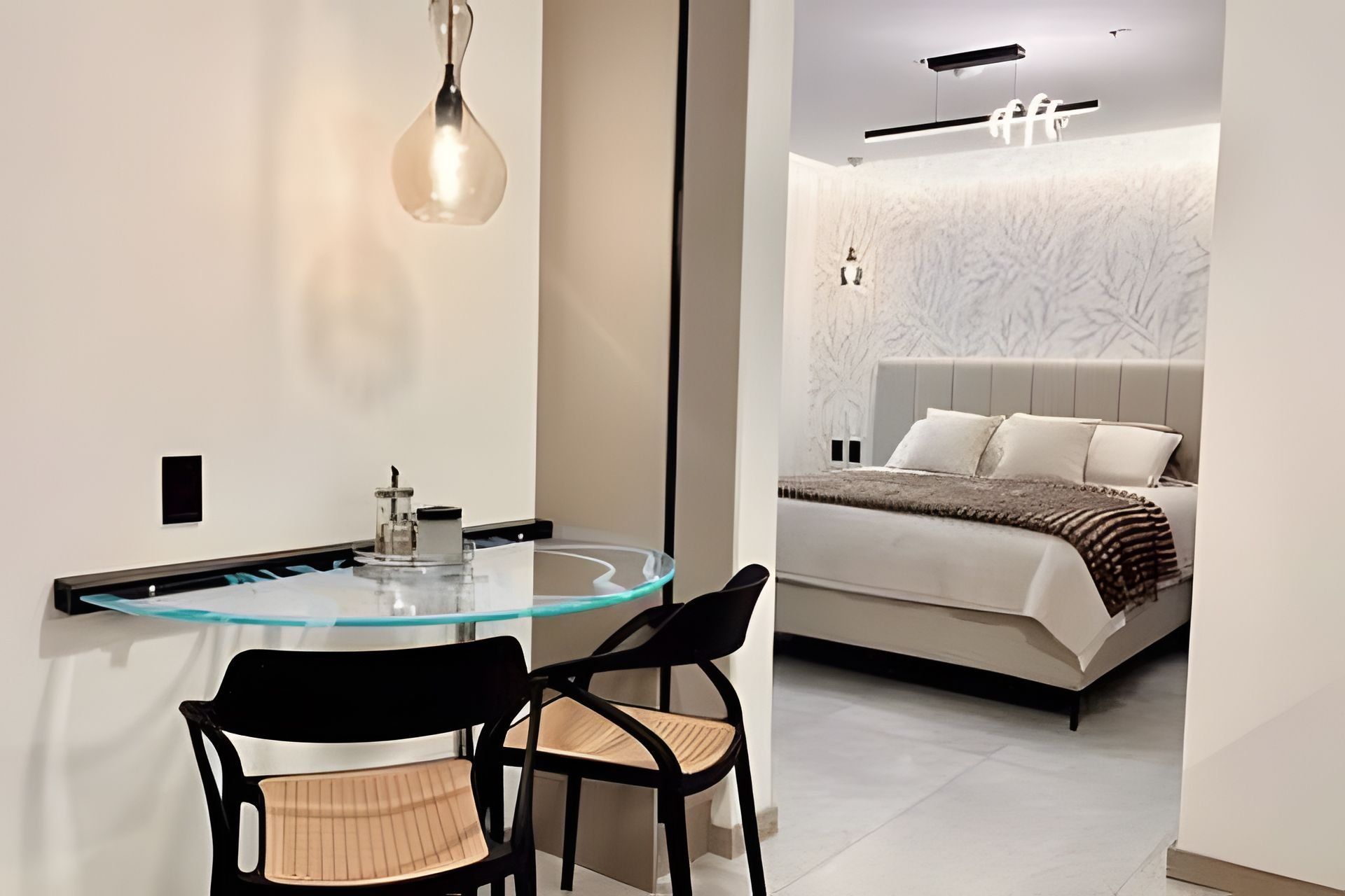 Un dormitorio moderno con cama, mesitas de noche y una lámpara de pared.