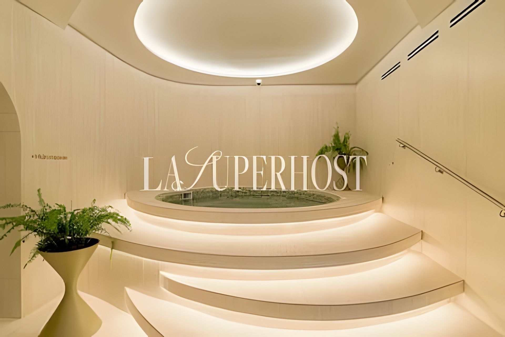 A modern interior with a central circular platform and the words 'LA SUPERIOST' prominently displayed.