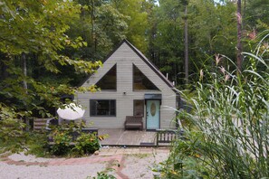 Exterior - Cozy A-Frame in Conway, minutes to ski Cranmore & King Pine (Conway)