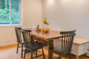 Dining - Cozy A-Frame in Conway, minutes to ski Cranmore & King Pine (Conway)