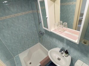 A bathroom with a bathtub, sink, and mirror. - Double Room with Separate beds and Old City View - A2 (Split)