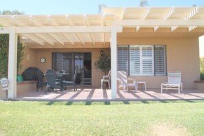 Outdoor dining - Great Views and Palm Desert Flare! (Palm Desert)