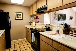 Private kitchen - Lake View and Extended Patio! (Palm Desert)