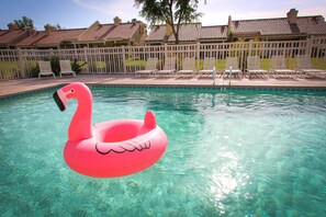 Ein Schwimmbecken mit einem Flamingo-Schwimmtier.