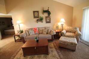 Living area - Perfect Desert Getaway on the 13th Fairway! (Palm Desert)