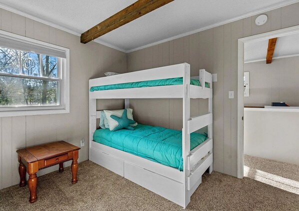 Room - The Roost on Hyco Lake — Dock, Hot Tub, Fire Pit nestled in the back of a cove (Semora)