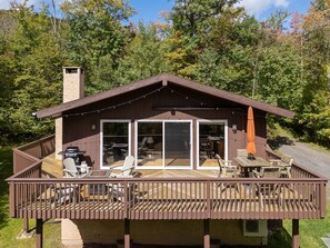 Outdoor dining - Modern Alpine Chalet 2 Miles from Belleayre (Pine Hill)