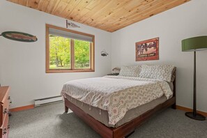 A bedroom with a bed, a window, a poster, and a lamp. - Modern Alpine Chalet 2 Miles from Belleayre (Pine Hill)