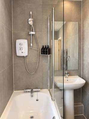 Bathroom - Cosy One-Bedroom Flat near Paddington (Greater London)