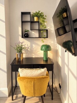 A room with a black desk, a yellow chair, a green lamp, and shelves with plants. - Cool Soho Room Steps from Chinatown & West End (Greater London)