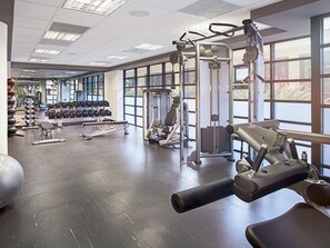 A gym with various exercise equipment, including dumbbells, a bench, and a rowing machine. - Westin St. John Coral Vista Studio - Full Resort Access - Spring Break/Easter (Cruz Bay)