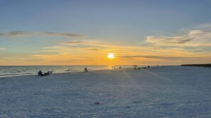A beach with people and a sunset. - Wake up to Clam Bay from this light- filled 2 bed 2 bath condo in South Seas Club on Marco Island (Marco Island)