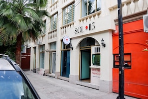 A building with a sign reading 'SOL 115' and a storefront with a sign 'CENTRO CAMBI Paixia S.A.'