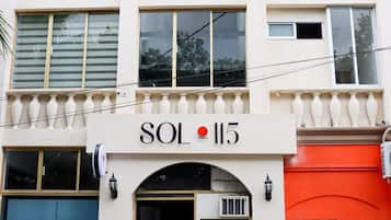 A building with a sign reading 'SOL 115' and a storefront labeled 'CENTRO CAMBIARIO Pacquic A & De GV.'