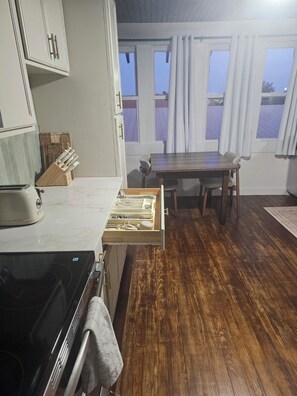 Private kitchen - Restored 1920s Flat - Walk to Downtown Denison (Denison)